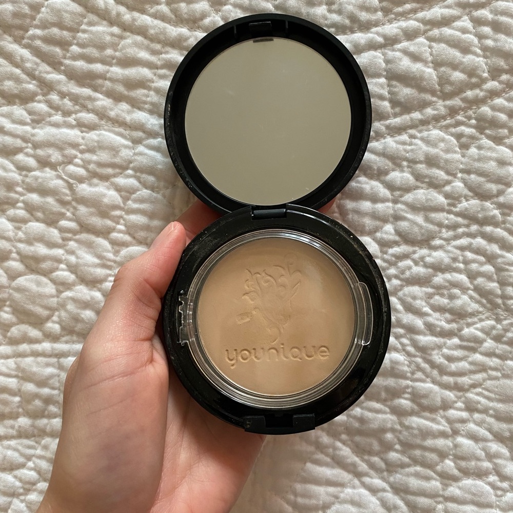 Younique Pressed Powder Foundation